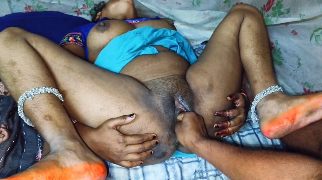 Bhabhi ke chikni chut me devar ne hath dal ke cream nikal diya.big boobs wali desi aunty ko stepuncle ne chut chod ke chut me maal