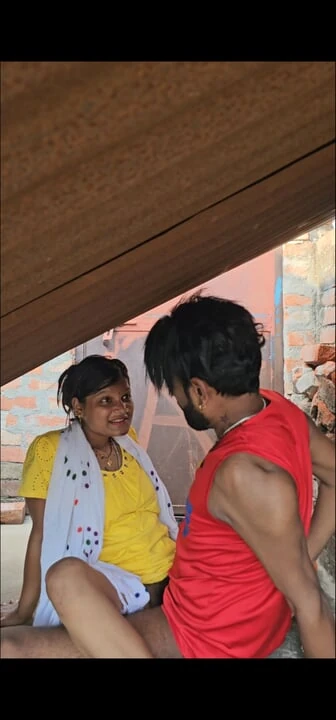 Desi village butiful sali ko jija ne छत pe pela