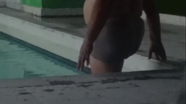 I invited a mature woman I met at the hotel pool to come to my room