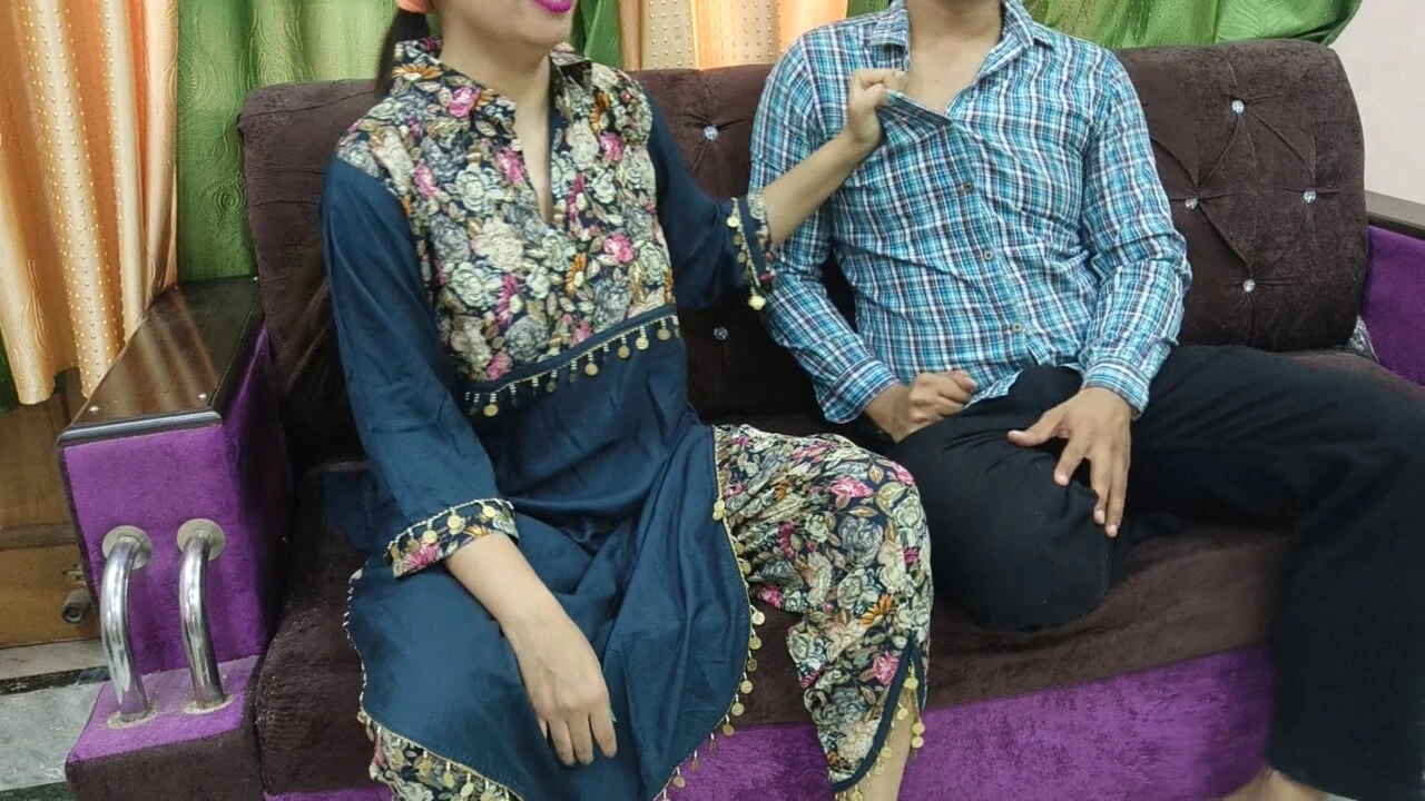 Indian Punjabi stepmother's hand is in the hands of the putt, the stepmother of the stepson, who opened her foodie, put the stepson's lund