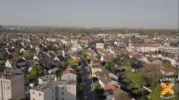 Monyca et Georgia, bombes atomiques, s’offrent une baise à trois endiablée