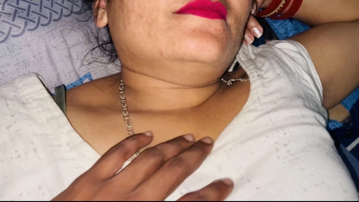 pink lipstick wali bhabhi ka chut chaat liya