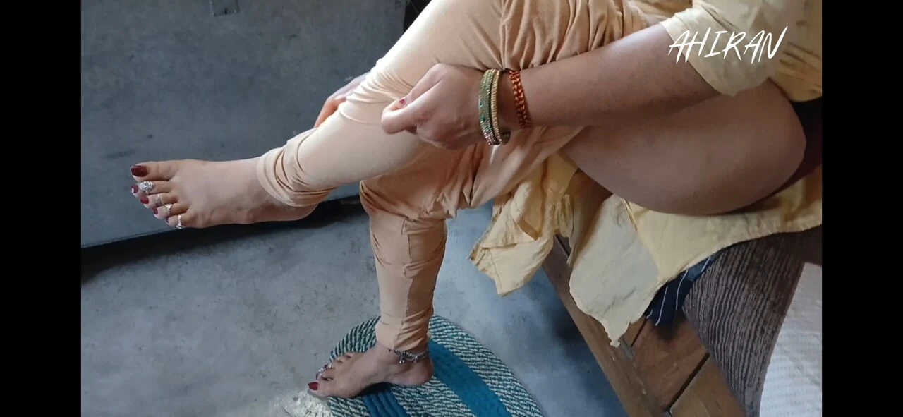 SEXY GIRL CHANGING CLOTHES AND REVIEW HER HUGE ASS AND FOREPLAY WITH ASS.