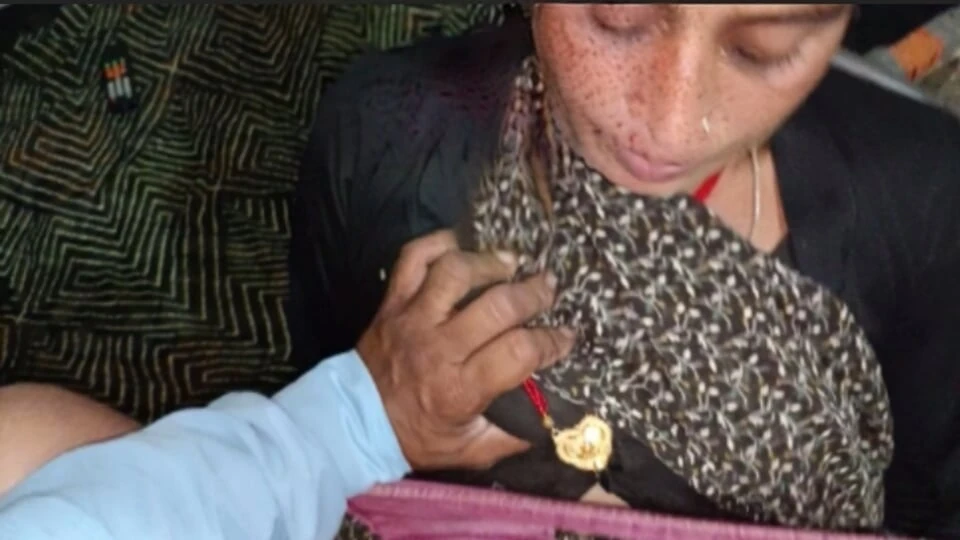 Sister-in-law is sucking the cock, brother-in-law’s cool sister-in-law’s pussy is also fucking.