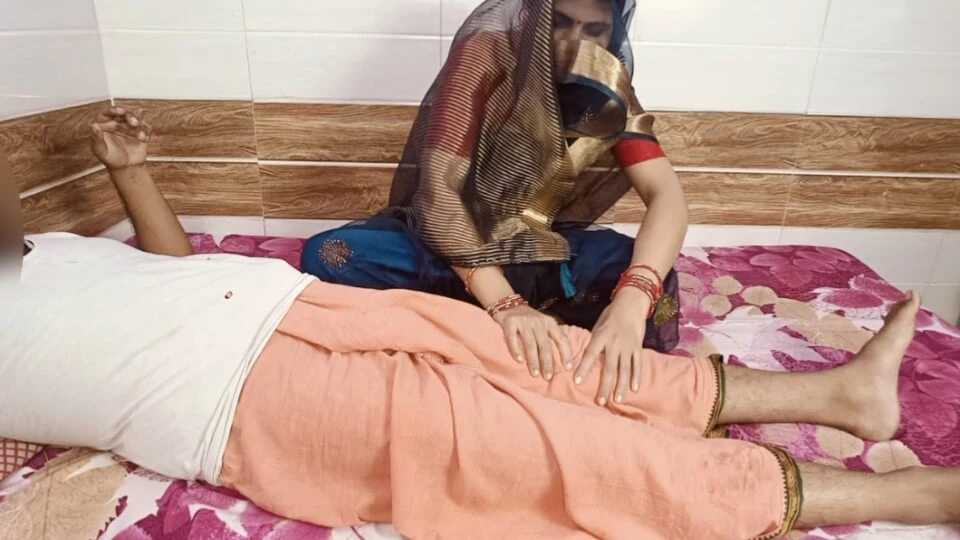 The father-in-law made his daughter-in-law suck his thick cock while pressing her leg and fucked her fiercely.