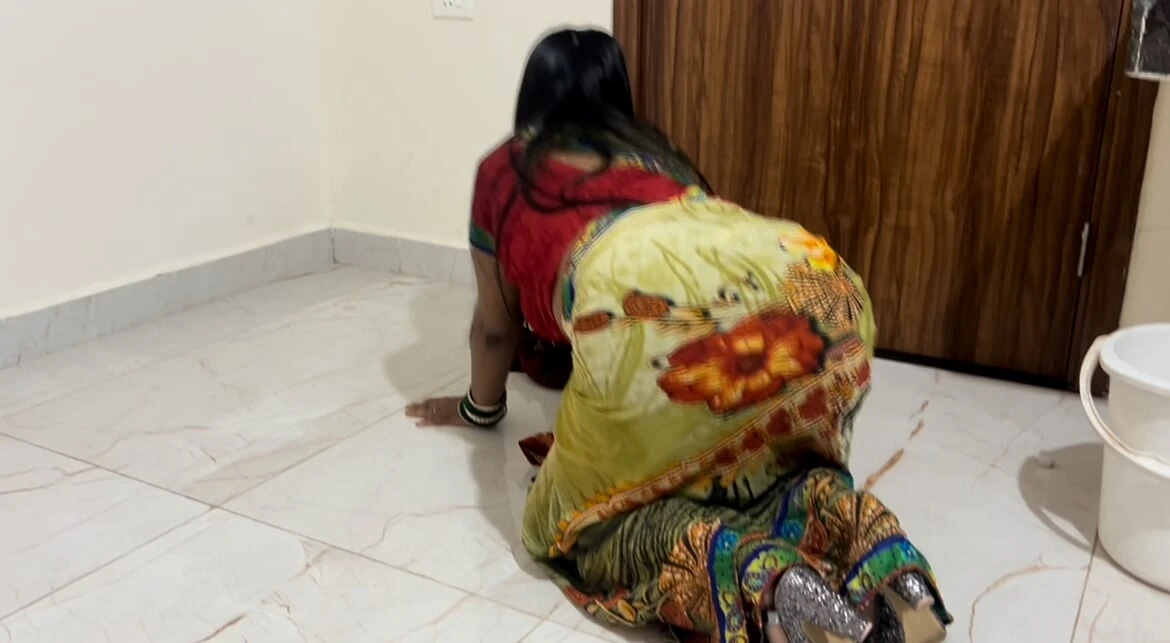 Desi indian saree wali maid fucked by her Besharam owner in doggy style with clear hindi audio