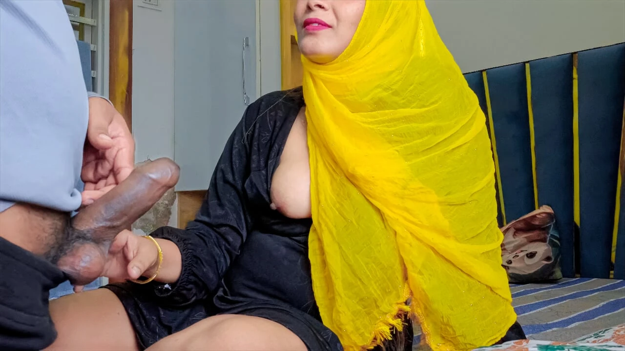 Indian Hijabi (Ammi jaan) stepmother hard fucked in doggystyle by her stepson and she got Creamipied on Big Ass.