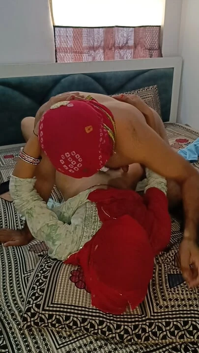 Indian Kissing Mature milf cannot resist the young guy video