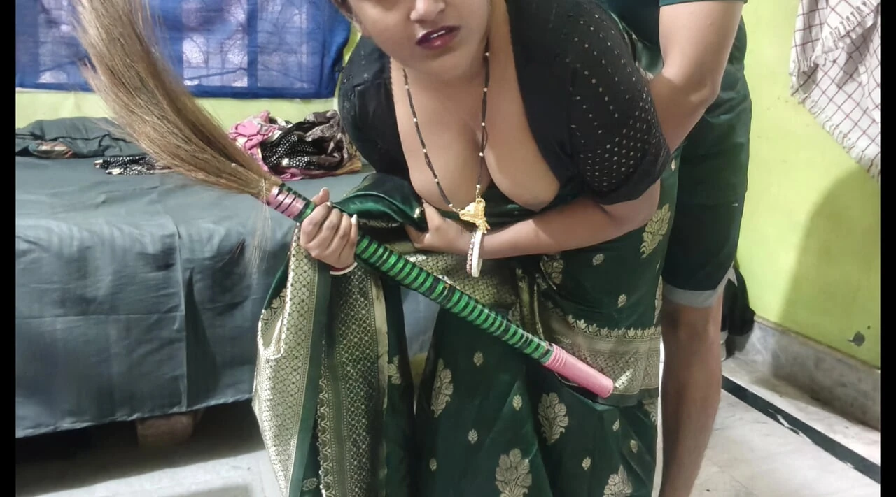 Kaam wali bhabhi ko pichhe se dabocha fir apna lauda chusaya – Indian Maid fucked from behind