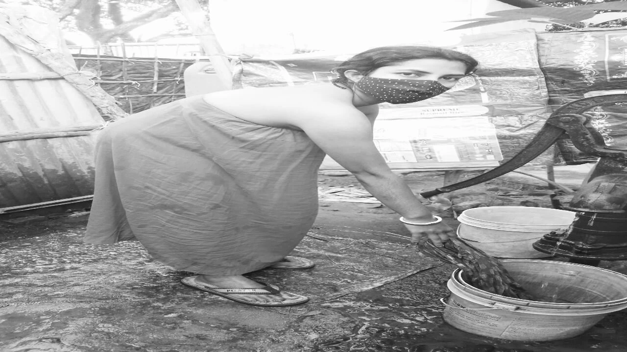 Out Door Desi Aunty Bath in your Home..