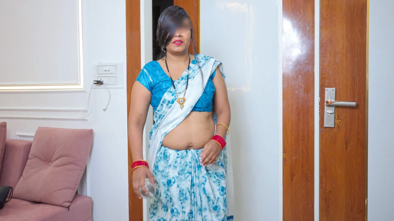 Sperm Donate- Neighbor aunty took out sperm from my Lund in a box for her daughter-in-law, She gave me sexy Blowjob in Saree.