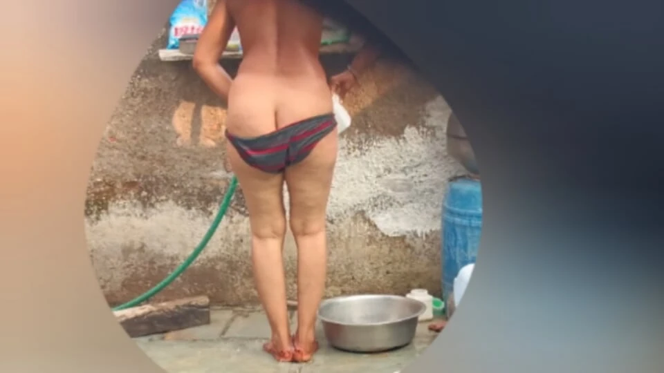 Stepsister is bathing in underwear in the outdoor open bathroom, sister was very beautiful.