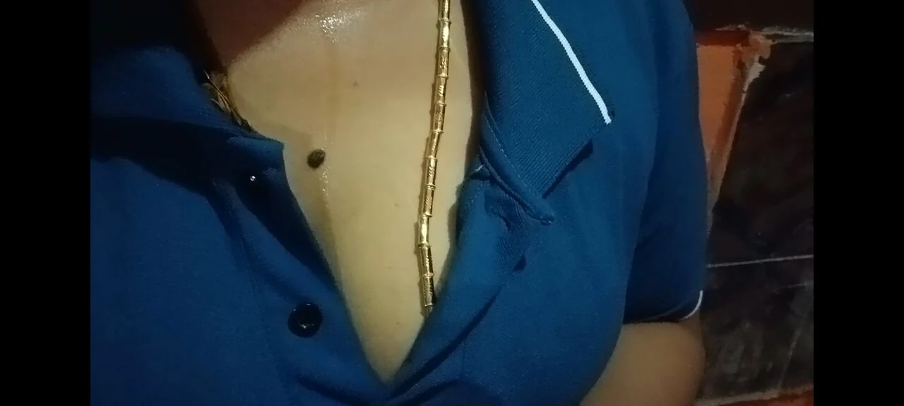 T-shirt wearing aunty sex with boyfriend