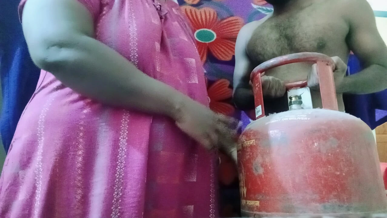 Tamil beautiful wife having sex with neighbor who supplies gas cylinder clear tamil audio 100%