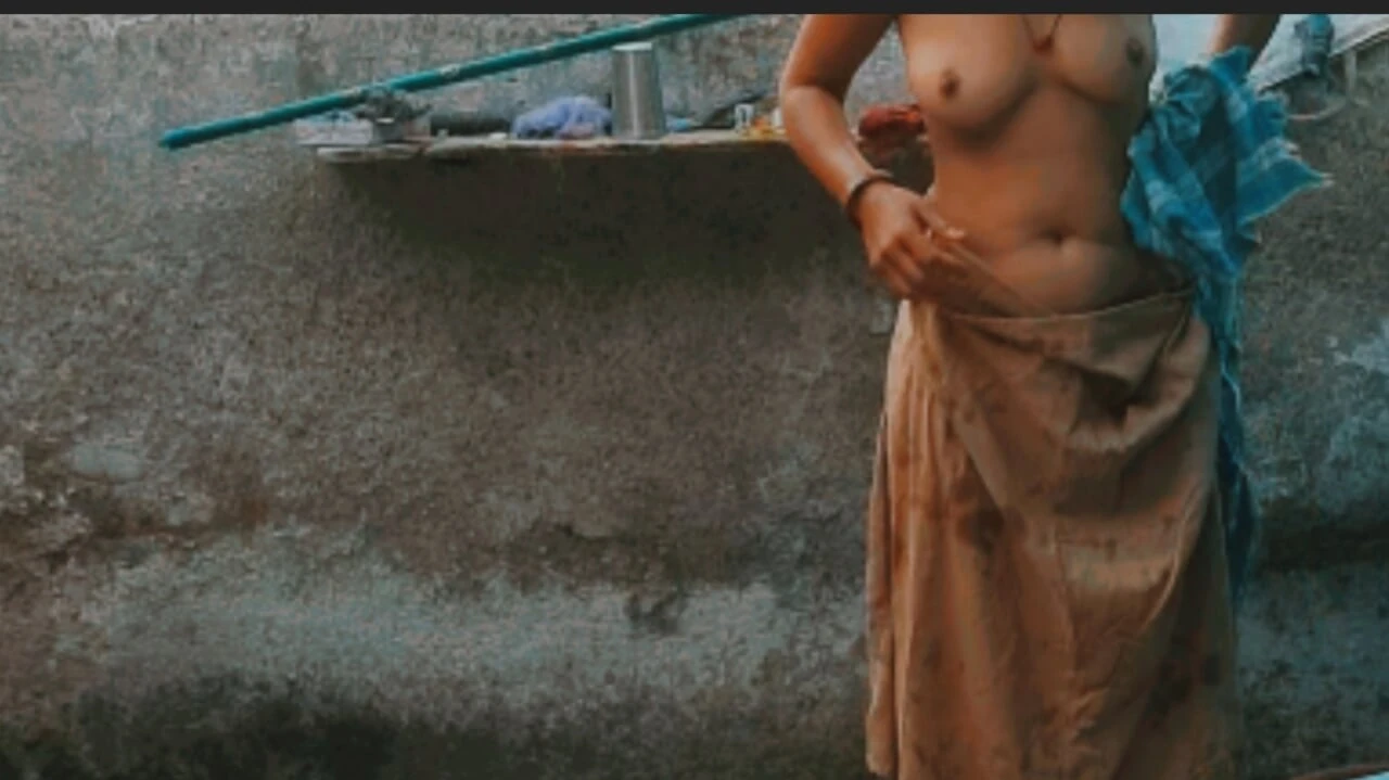 The elder sister-in-law's stepsister is bathing naked in the open courtyard of the house, the elder sister-in-law's stepsister