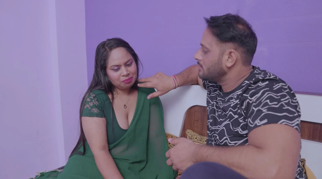 The guy was alone at home and called his girlfriend to have sex with his girlfriend happily came