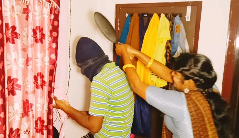 Desi theef sex. Beautiful saree housewife fucking theef. Telugu dirty talks.