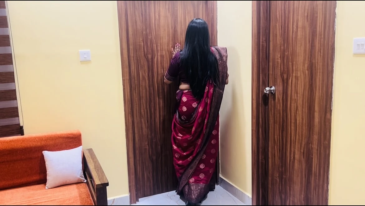 Indian Desi Saree wali Bhabhi fucked by a Besharam young boy tailor with clear hindi conversation.
