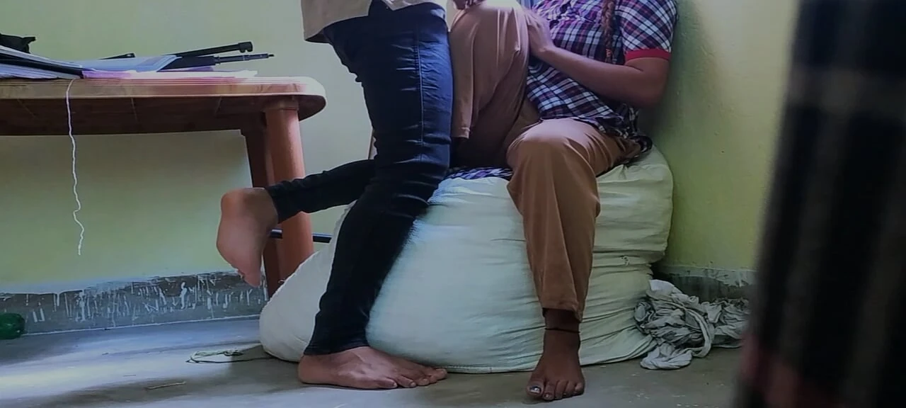Indian village student girl ko store room me le jake teacher ne choda