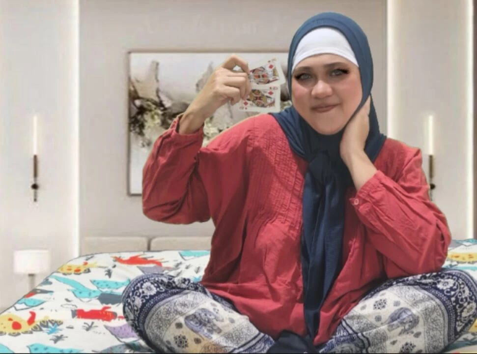 Istri muslim berhijab indo yang cantik dan pasangan asli lagi main kartu