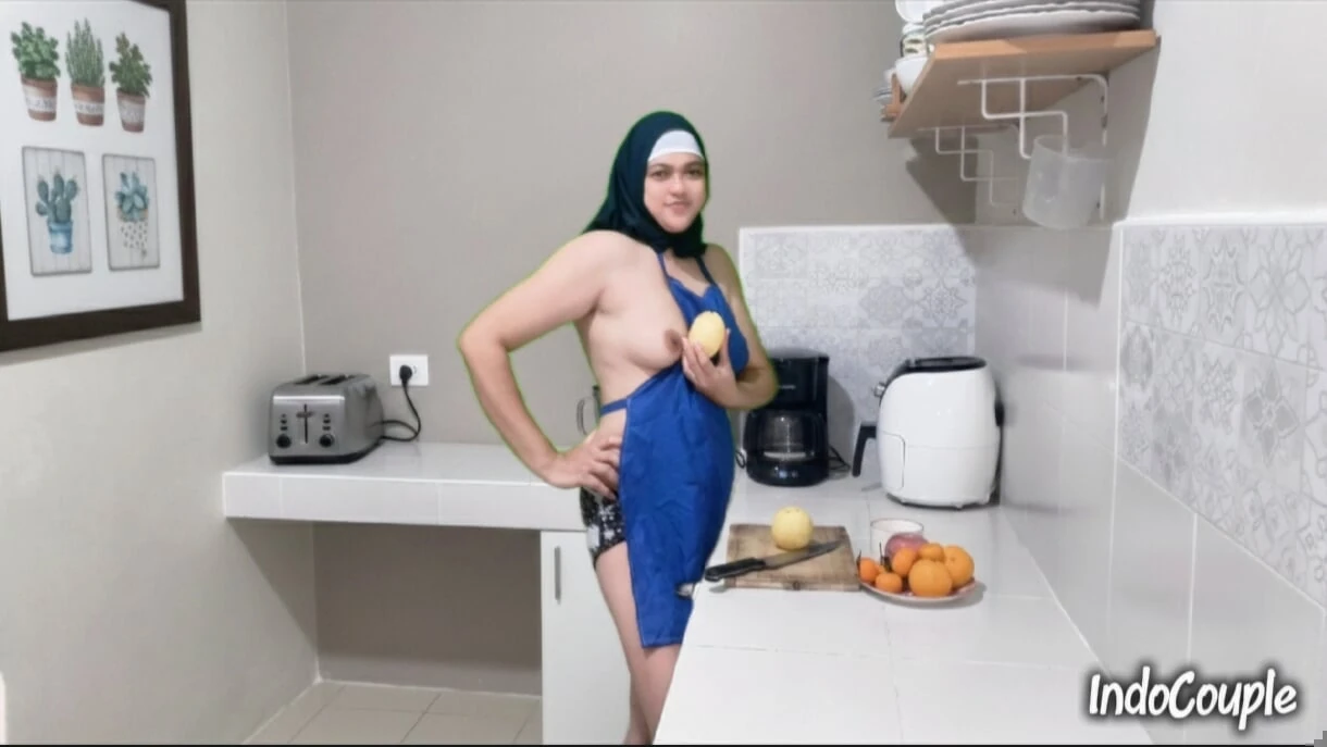 Istri muslim Indonesia berhijab yang cantik rasanya lebih enak daripada buah-buahan, dia adalah pasangan buatan sendiri yang man
