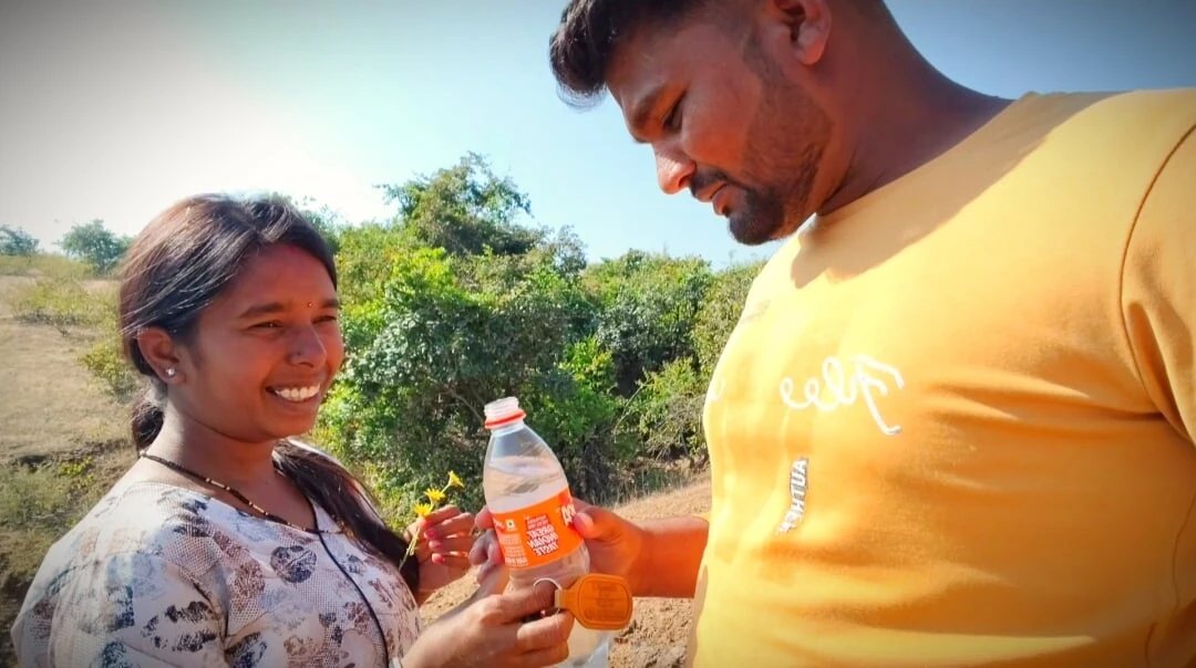 Ladki hmko jangle me mili, vah subah subah gav ke najdiki jangle me bathroom karne aai thi – Indian bhabhi hot xxx movie in Hindi voice.