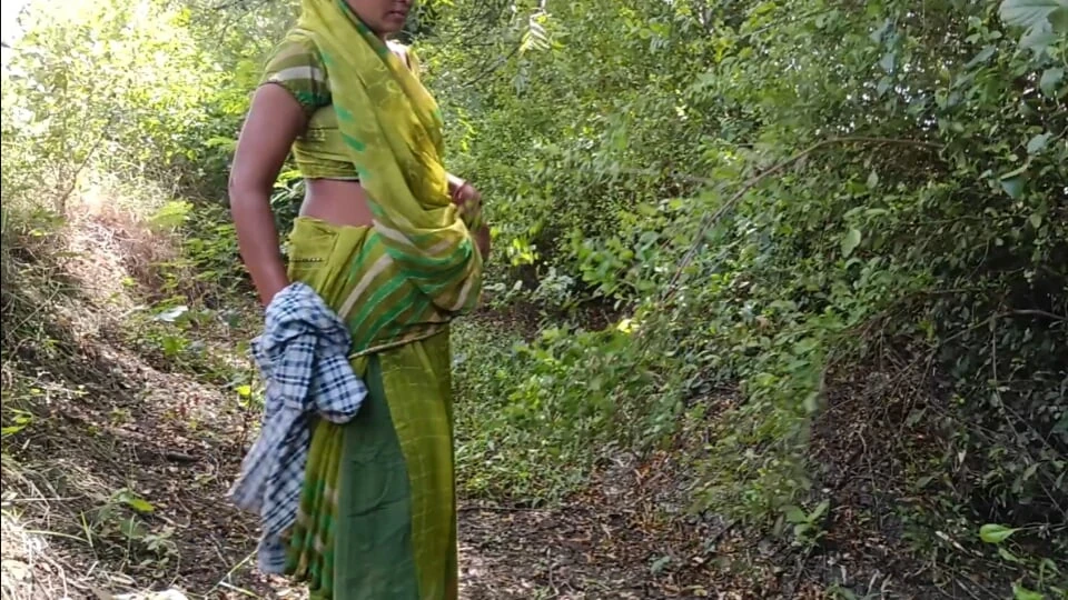 My elder sister-in-law is asking me to take off all my clothes in the outdoor open jungle and fuck my ass, I will have to hit my ass, sister-in-law.