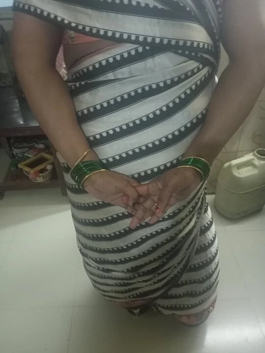 Nichbour aunty bathing& pissing in saree