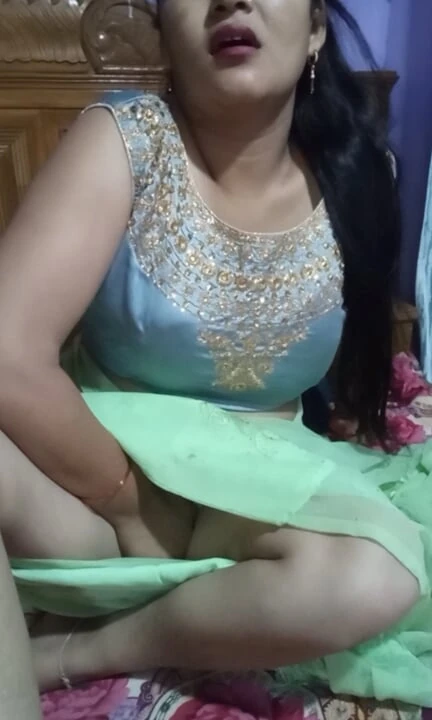 Sexy Naina bhabhi play her sexy boobs
