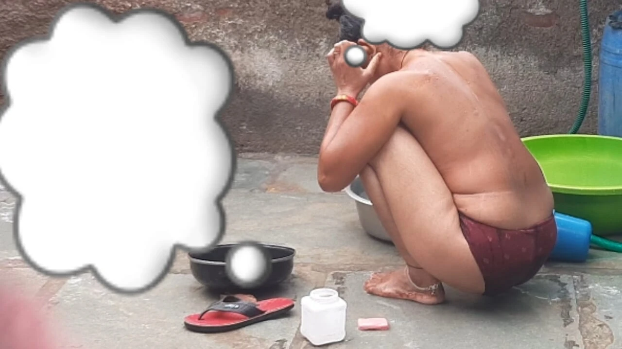 The elder sister-in-law’s elder sister is home in the village, she is taking a bath in the bathroom, opening the red color underwear, the sister is taking a bath of the elder sister-in-law.