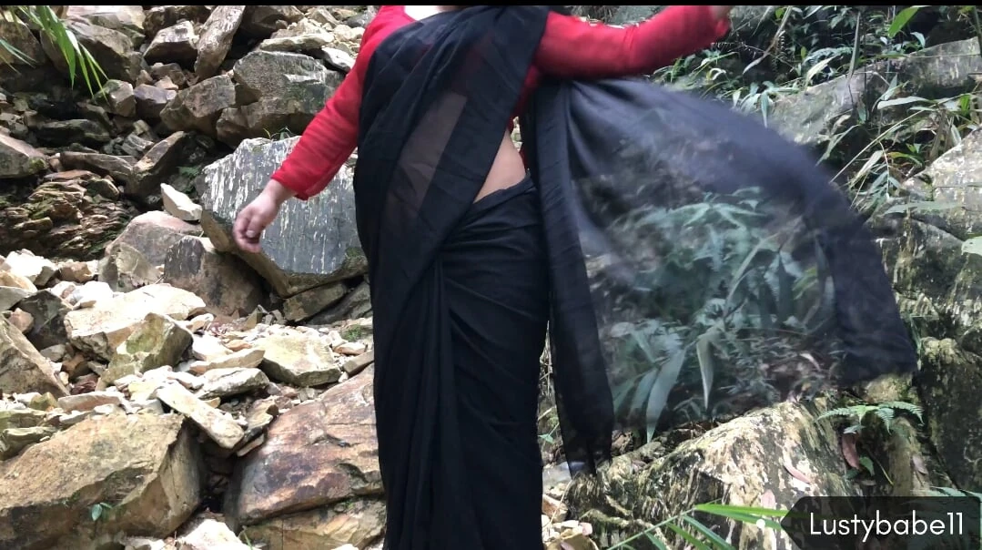 Trekking ma saree layera majjale chikeko(sex in the woods)